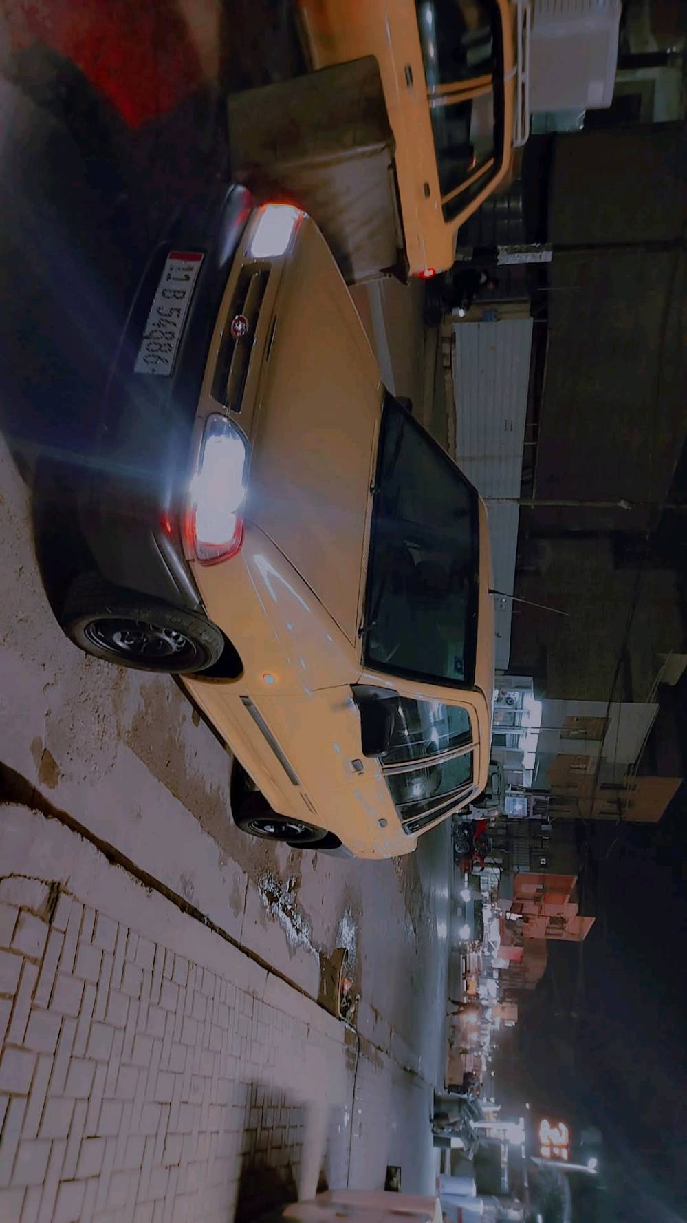 السيارة معروضة للبيع. حالتها جيدة ومصبوغة بلون أصفر. تتضمن تفاصيلها الداخلية الحفاظ على المقاعد بحالة نظيفة كما هو ظاهر بالصور. الأضوية الأمامية والخلفية في حالة ممتازة. السيارة مناسبة للاستخدام اليومي وقيادتها مريحة.