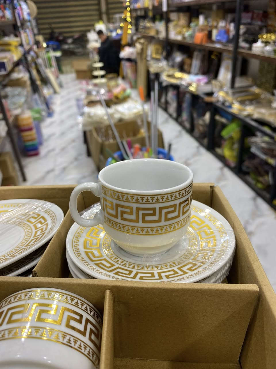 ⁨ طقم فناجين قهوة (12 قطعة) بنقشات ذهبية تجنن! 😍✨
✅ متوفر بـ 3 موديلات (يوناني، رخامي، وزخارف راقية).
💰 السعر: 5 آلاف دينار فقط!

📍 العنوان: واسط - قضاء الحي - شارع الشيخ.
🚗 خدمة التوصيل: متوفرة داخل القضاء وكافة المناطق.
الصور والأسعار موضحة بالمنشور. للحجز أو الاستفسار، راسلونا على الخاص أو زورونا بالمحل.
أهلاً وسهلاً بكم! 🌸
#التميمي_للتسوق_المنزلي
#واسط #قضاء_الحي #شارع_الشيخ #منزلية⁩


**إذا كنت صاحب هذا الإعلان وتريد حذفه لأي سبب، رجاءا أرسل رسالة إلى الدعم الفني**