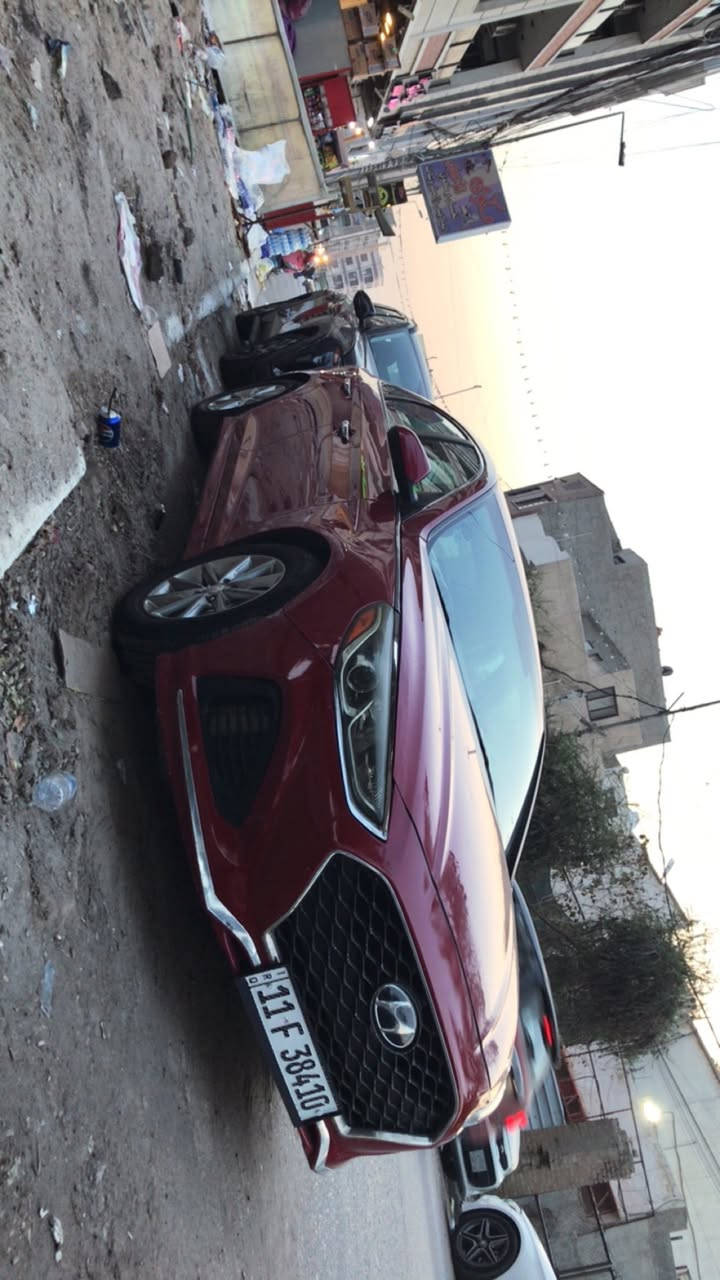 السلام عليكم
سوناتا موديل 19
ماشيه 64ميل 
السياره بأسمي رقم الأماني 
وأرد امريكي حادث موضح بالصوره جاملغ امامي.
وبيها صبغ جاملغ خلفي بسبب (بطش )..
نص مواصفات والسياره حلوه ونظيفه 
العنوان الاعظميه 
استفسار ***********
