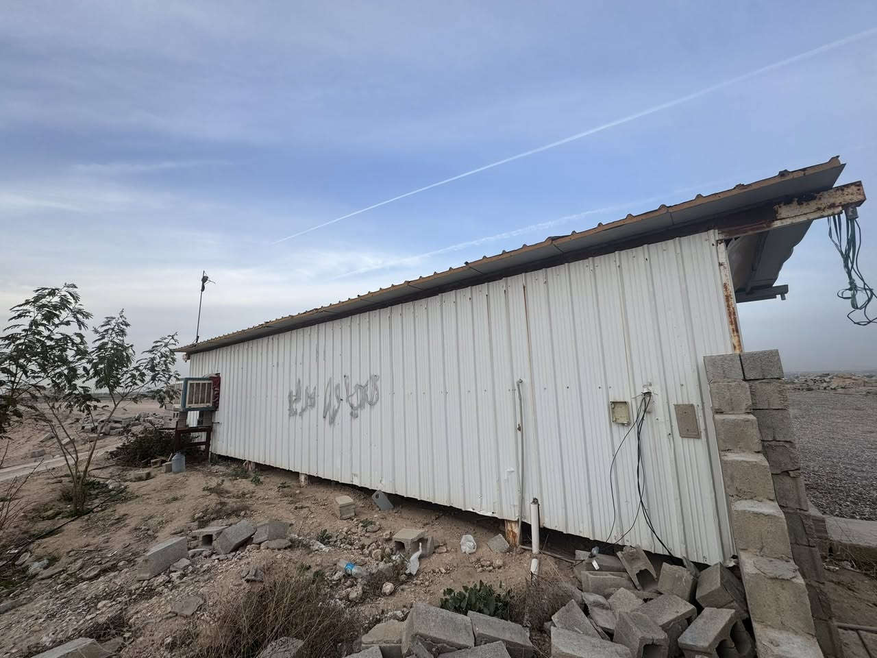 السلام عليكم كرفان مع حمام جاهز للبيع  مساحة الكرفان 3*12 مقسم من الداخل الى مطبخ وصاله وغرفه … المكان تكريت القادسية
للاستفسار :***********
