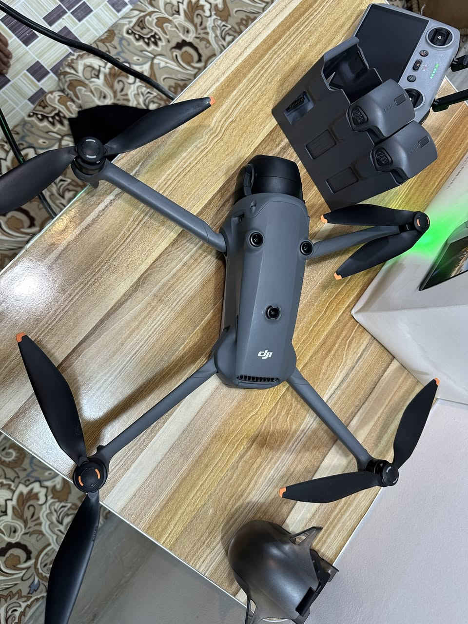 سلام عليكم ورحمة الله وبركاته 
البيع 
درون مافك 4 برو  MAVIC 4 PRO النضافه 
مثل ما موضح بالصوره نضافة خير من الله 
الاستفسار خاص


**إذا كنت صاحب هذا الإعلان وتريد حذفه لأي سبب، رجاءا أرسل رسالة إلى الدعم الفني**