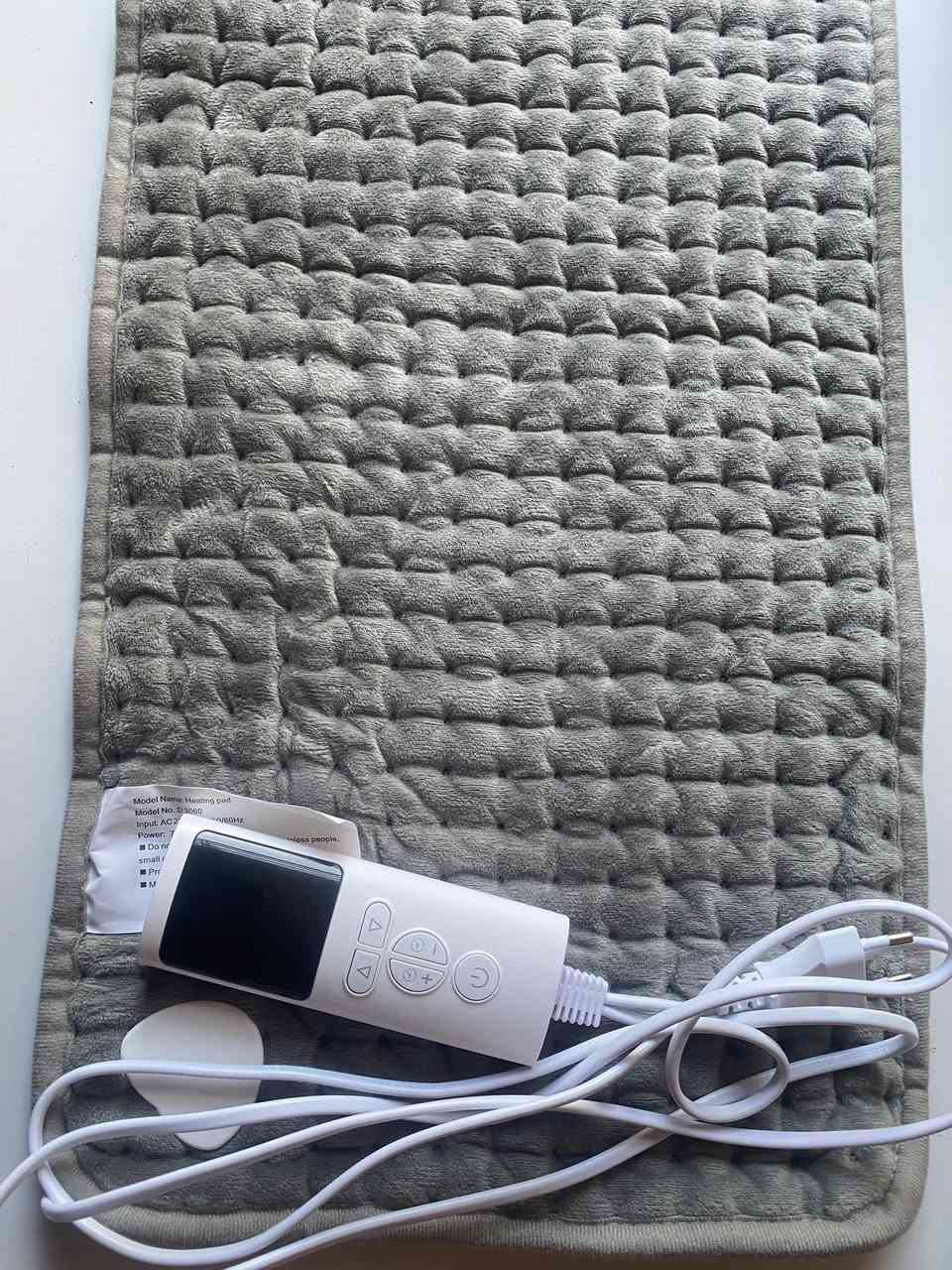 وسادة تدفئة مرنة، وهي أداة علاجية ومنزلية شائعة.
• الوظيفة: تُستخدم لتوفير حرارة موضعية لتخفيف آلام العضلات، تشنجات الظهر، أو لمجرد التدفئة في الأجواء الباردة.
• وحدة التحكم: الجهاز مزود بجهاز تحكم سلكي يحتوي على شاشة رقمية وأزرار للتحكم في:
• درجة الحرارة: (أزرار الزائد والناقص أو الأسهم) لضبط مستوى السخونة المطلوب.
• المؤقت: لضبط وقت التشغيل والإيقاف التلقائي لضمان الأمان أثناء الاستخدام.
• التصميم: مصنوعة من قماش ناعم (مخملي غالباً) لراحة الجسم، وهي قابلة للطي أو اللف لسهولة التخزين.

السعر 10 الف


**إذا كنت صاحب هذا الإعلان وتريد حذفه لأي سبب، رجاءا أرسل رسالة إلى الدعم الفني**