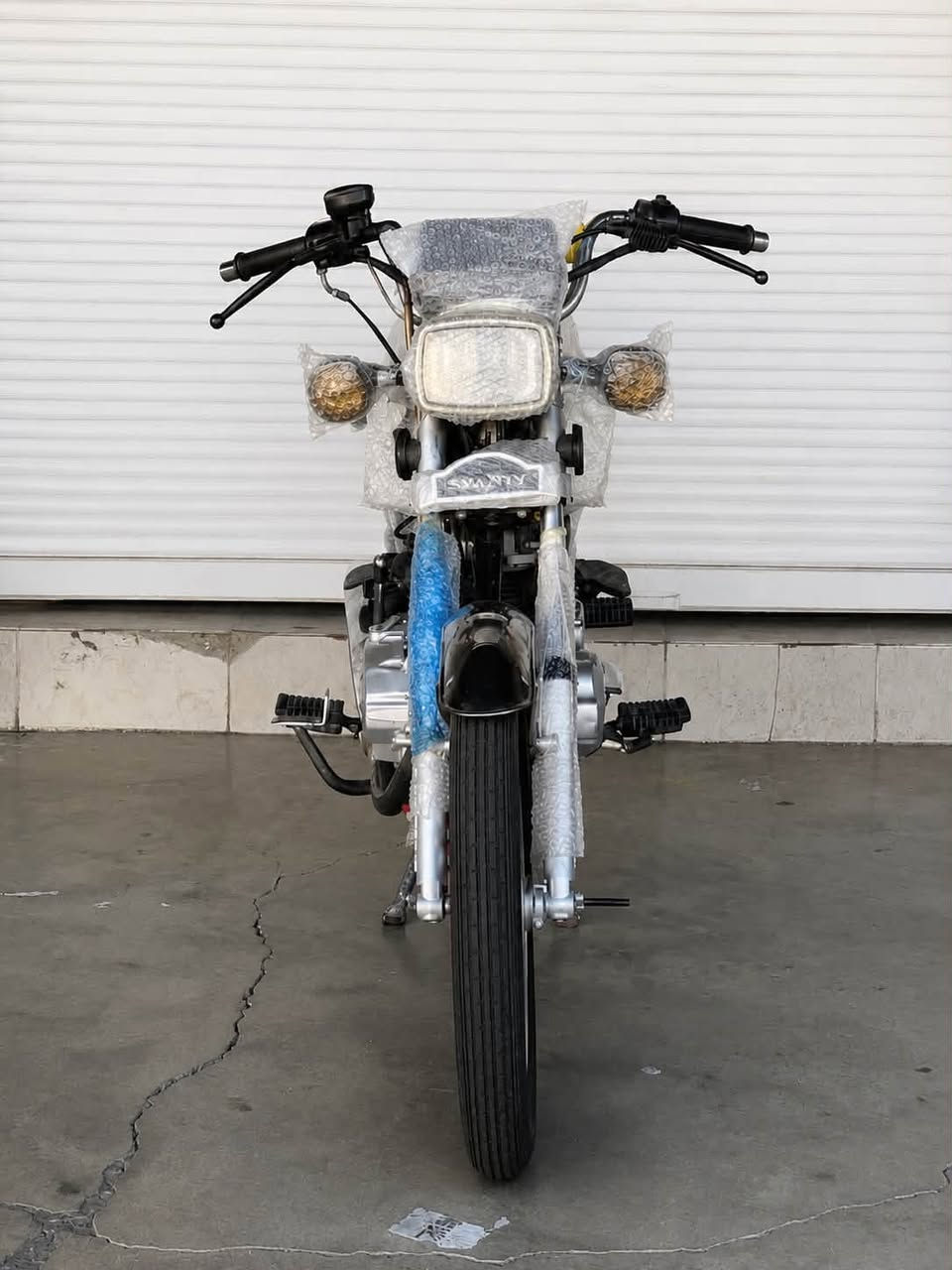 🏍️ دراجةساڤين 5 گیر (SIVAN) موديل2023
دراجة جديدة (لوك)، تشبه الزيرو وماشية شي قليل كلش. كل شي بيها بشرط الفحص وعلى بلادها.

🛠️ المواصفات والشروط:

 المحرك (المكينة): بشرط الفحص (ما مفتوحة نهائياً)، ما تنقص دهن وما بيها أي دخان. مكينة قوية وجديدة.

 الشاصي والبدن: كل النواحي بشرط بلاد، وحتىالسویجات مالتها الأصلية مال بلاد.

 الأوراق: المنيفيست الأصلي مال الشركة موجود وياها.

 الكهربائيات: منظومة الكهرباء كاملة  كله شغال وبشرط الفحص.

 التايرات والبريكات: التايرات اثنينهم جدد، والبريكات مضبوطة كلش وما بيها أي نقص.

💰 السعر والعنوان:

 السعر:625 دينار

 العنوان: كركوك - الشورجة، قرب مطعم حمه ناصر.📍📍

📞 للاستفسار والشراء:

 رقم الهاتف: ***********

💡💡💡💡💡💡💡💡💡💡💡💡

🏍️ ماتۆڕی سیڤان(SIVAN) مۆدێل2023 

ماتۆرێکی زۆر زۆر تازە و لۆک، هاوشێوەی سفرە و زۆر کەم کاری کردووە. هەموو شتێکی بەشەرتە و لەسەر بیلادی خۆی ماوەتەوە.

🛠️ تایبەتمەندی و مەرجەکانی ماتۆڕەکە:

 مەکینە (بزوێنەر): بەشەرت،  (نەکراوەتەوە)، بەبێ سەرفکردنی ڕۆن و بەبێ دووکەڵ (بخار). مەکینەی توند و لۆکە.

 شاسی و بەدەنه: هەموو لایەکی بەشەرتی بێلادە، تەنانەت سوویچەکانیشی بێلادین.

مەنەفێسی شەریکەیی خۆی لەگەڵ دایە

 سیستەمی کارەبا:، کارەباییات بەشەرت و بێ کێشەن.

 تایە و برێک: هەردوو تایەی لۆکن و برێکەکانی زۆر مەزبوت و بێ کێشەن.

💰 نرخ و ناونیشان:

 نرخ:625

ناو نیشان شۆرجە نزیک چێشت خانەیی حمە ناسر📍📍

📞 بۆ پەیوەندی و کڕین:

 ژمارە تەلەفۆن:***********
