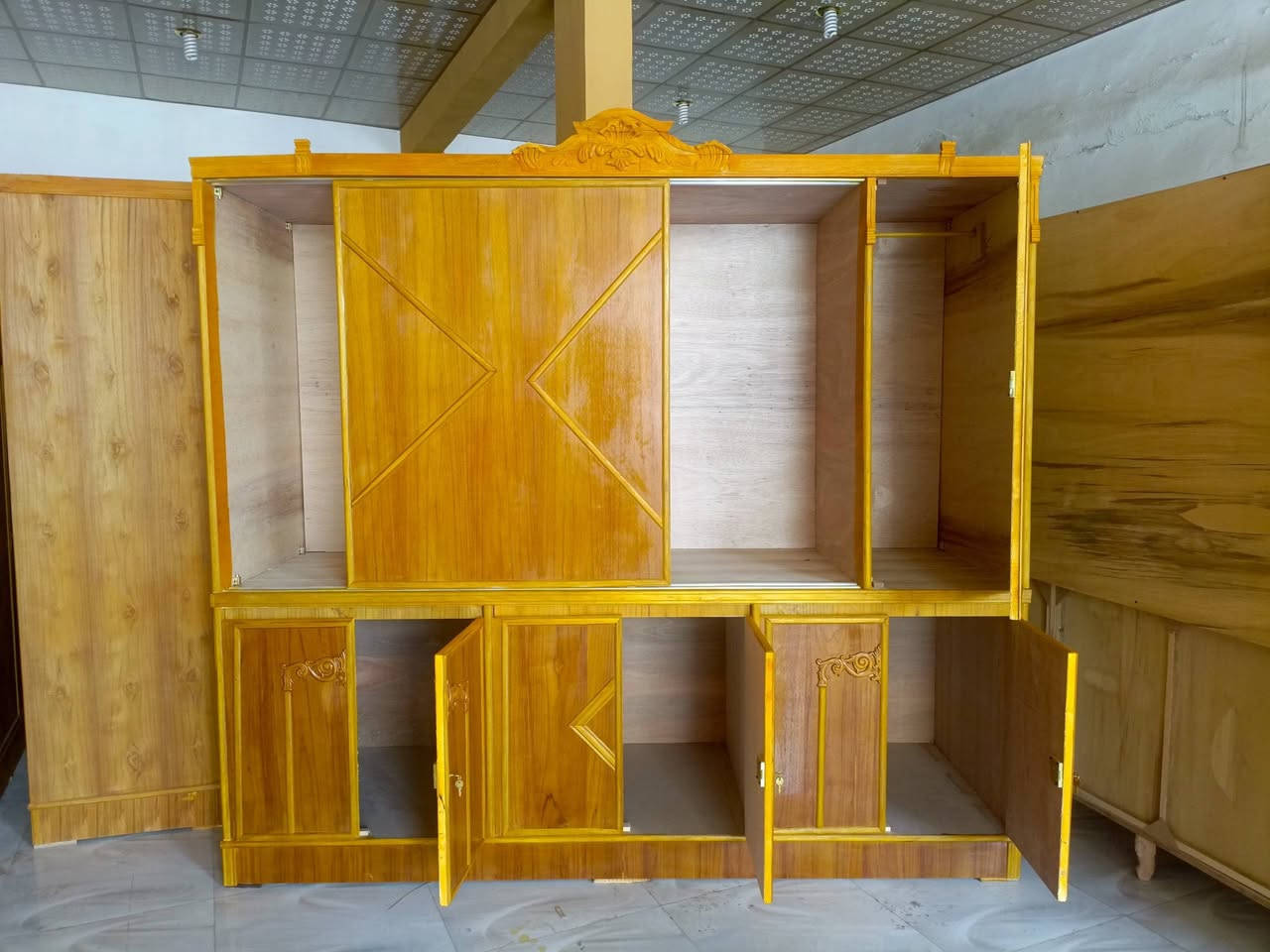 سلام عليكم من مزاد الأخوين للبيع الثالث المنزلي الجديد المستعمل كلاري جديد حسب القياس من مترين الا تلاثه متر 
ديالى شهربان شارع المصرف مقابل دكتور قيس ابو السنان 
***********عماد سامي مزاد الأخوين  تصال واتساب
