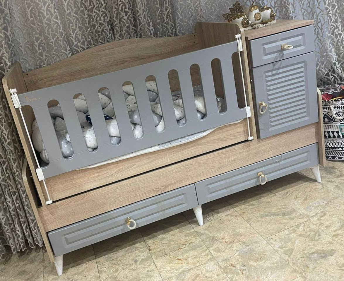 للبيع  سرير طفل هزاز مع ملحق تركي المنشأ جديد غير مستعمل نظافة 100% مع دوشك اسفنج جديد السعر (300 الف ) وبي مجال مع العلم اني مشتريه ب375 الف والوصل موجود بالصور  للاستفسار الاتصال بالرقم  *********** العنوان بغداد - الكرادة شارع 42
