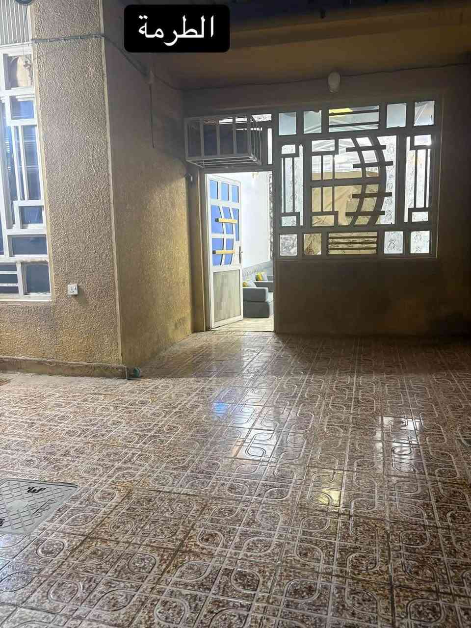 السلام عليكم دار للبيع المساحه 150 متر مربع واجه 12 ونص يحتوي على اربع غرف نوم ثنين بيهن حمامات 
واستقبال وهول ومطبخ وبي كراج كبير البيت صاير على شارع قريب القناة العنوان الامين سكينه  البيت طابو صرف  *********** 
السعر 290 وبي مجال

