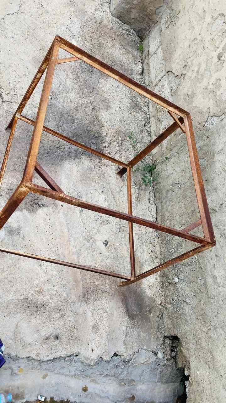سلام عليكم ميز مبرده 4 ؤنص بنكات ثنين شرط شغلات نضيفات كامل بشكل الشراي يخابر هذا رقمي *********** السعر البنكات الواحد 14 وبي مجال قليل سعر الميز 15وبي مجال

