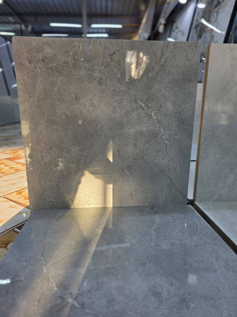 بفضل الله تعالى وصول ارضيات بورسلين درجة أولى مكفول والضمان حقيقي.  مكان الصويره تقاطع حي زهراء يوجد خدمه توصيل 
***********
***********
***********
***********
