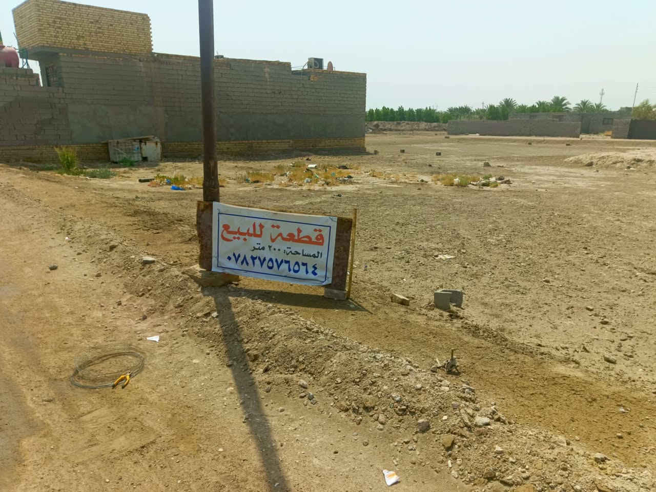 قطعه ارض للبيع مساحه 200 م موقعها في حي السبل فرع المدرسه قرب مكتب ابو ساره واصلها كهرباء وماي حكومي لاتصال ***********
سعر 16
