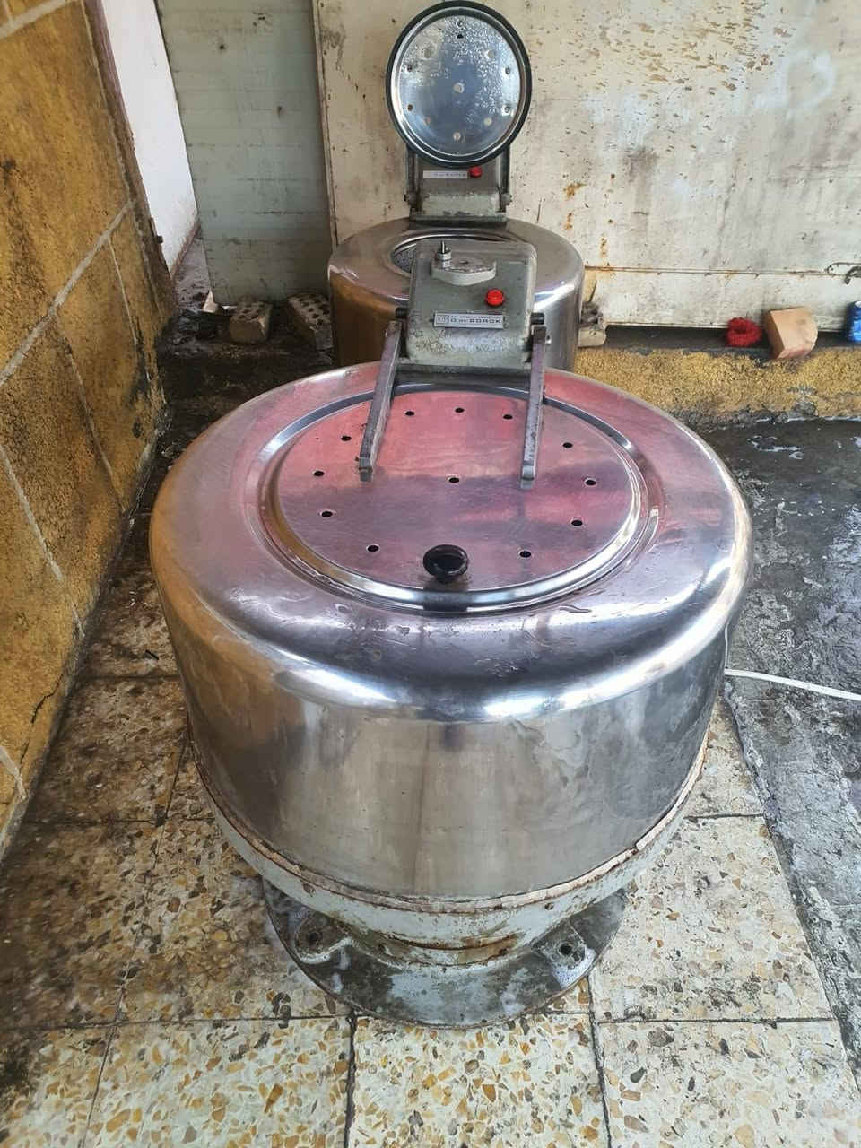 عصارت عدد (٣) قطع للبيع
عنوان بغداد شارع فلسطين
 مكينة كوي فرنسية
رقم الموبايل (***********)
