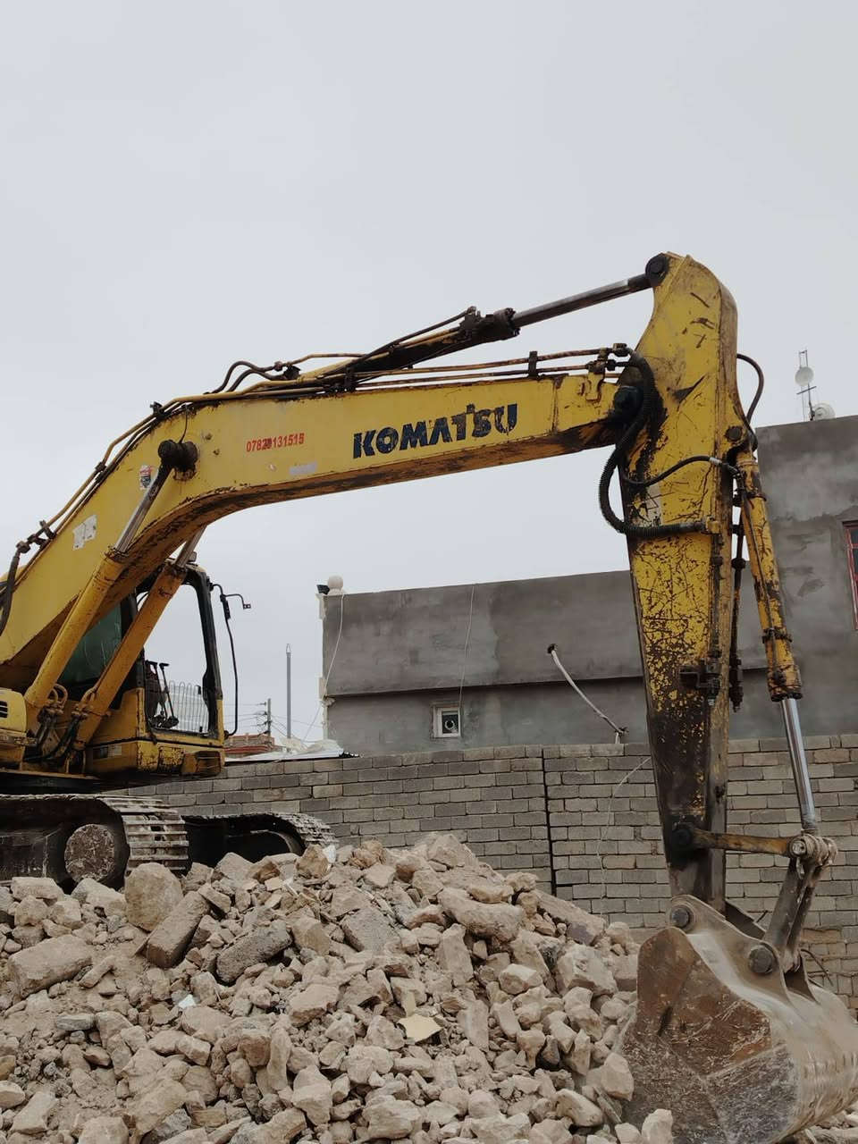 سلام عليكم يوجد حفاره البيع  كماسكو سفن الحجم 210 الموديل 2004 الاستفسار عل رقم الهاتف ***********
