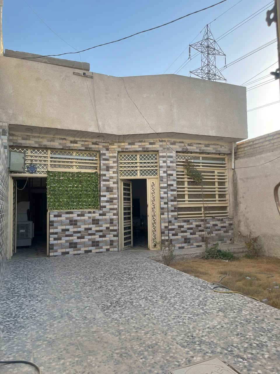 السلام عليكم ورحمة الله بيت للبيع مساحة 126متر نهاية شارع 100 بناء حديث وجاهز وبسعر مناسب للاستفسار ‭0775 380 5816‬
