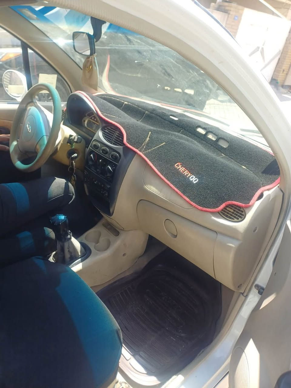 للبيع  2010 Chery QQ بحالة جيدة جدًا.
✅ الماكينة مكفولة الكير مكفول
✅ سنوية سارية ومعاملة أصولية 100% الهزة جديدة
✅ التبريد شغال، فقط يحتاج تعبئة غاز للمكيف
✅ السيارة نظيفة ولا تحتاج صرف ميكانيكي

الملاحظات:
 • بيها نقص سبير كمليات فقط (مثل يد الباب الداخلية)، وأنا شلتها بسبب الأطفال، وما تأثر على استخدام السيارة

العنوان بغداد الغدير شارع التوت *********** 
السعر 25 وبي مجال
