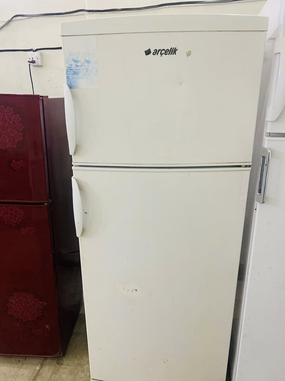 غسالات سعر 75 حجم 25 كيلو 
ثلاجات نوع ارجلك حجم كبير شغاله سعر 200
ثلاجه ماروني سعر 90
ثلاجه رصاصي سعر 65
برادات سعر واحد 60
***********
