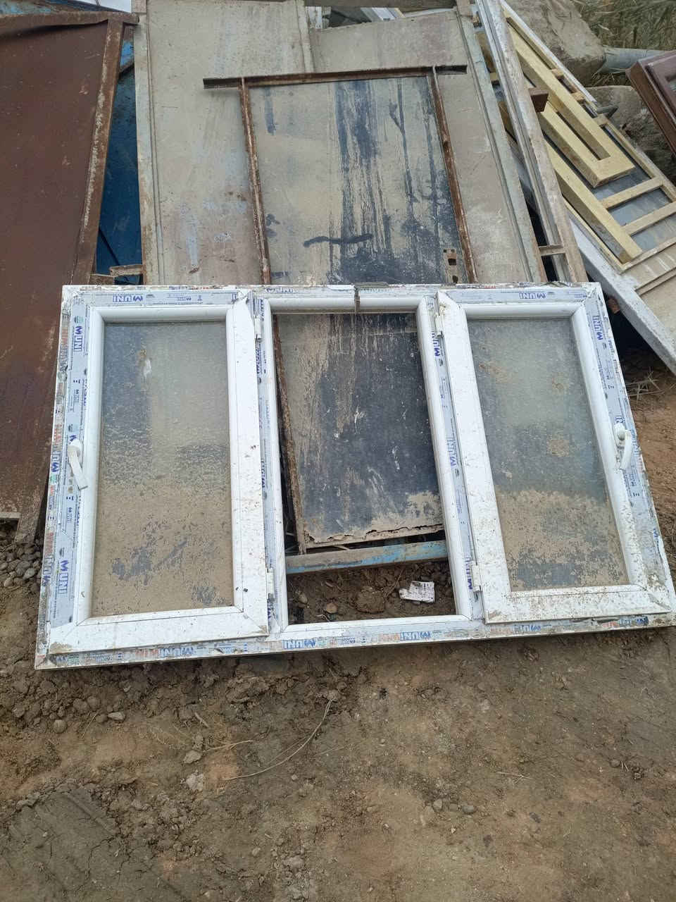 سلام عليكم ورحمه الله وبركاته
مثل ماهو موضح شبابيك وأبواب 

الي يحب يتصل ***********

وكذلك شيلمان بلجيكي سعر المتر 9000وبيه مجال للطيبين
المكان كربلاء المقدسة عطيشي
