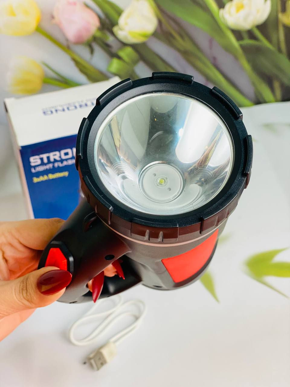 كشاف يدوي قابل لإعادة الشحن من 
نوع Orno LT-11. 

✔️نوع الإضاءة: يستخدم تقنية LED بقدرة 3 وات، بالإضافة إلى إضاءة جانبية COB بقدرة 1 وات. 

✔️البطارية: يحتوي على بطارية بسعة 1200mAh. 

✔️أوضاع التشغيل: يتضمن 4 أووضاع للإضاءة: ضوء رئيسي (100% و25%)، وضع وميض (Strobe)، وإضاءة جانبية/سفلية. 

✔️المميزات: مقاوم لرذاذ الماء والرطوبة (IPX3) وخفيف الوزن (حوالي 215-237 جرام).


**إذا كنت صاحب هذا الإعلان وتريد حذفه لأي سبب، رجاءا أرسل رسالة إلى الدعم الفني**