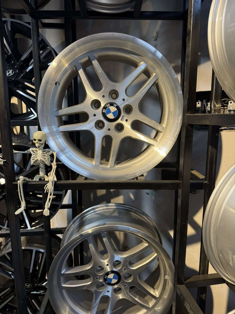 للبيع – ويل أم حجم 17تو سايز ، مصلّح خلفي
الحالة: نظيف جداً
الألوان: فيلي & سلفر

📍 المكان: بغداد – حي العامل – شارع 7 نيسان
🚚 يوجد توصيل
📱 واتساب: ***********
💰 السعر 350الف البيع ومراوس
