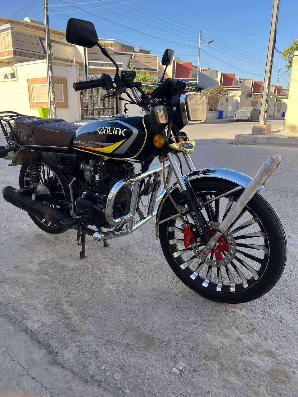السلام عليكم 
إيراني سولنك ماكس 
محرك 200cc ضاغطه وزنجيل 
بدون اوراق 
دراجه مكفوله نقصها العنبار مال البريك الامامي و وحده من الدواسات الخلفيه طاكه 
سعرها 800 الف رجاءً مو شراي لا تخابرني
عنواني الفلوجه مجمع الرحاب
*********** 
متواجد خاص
