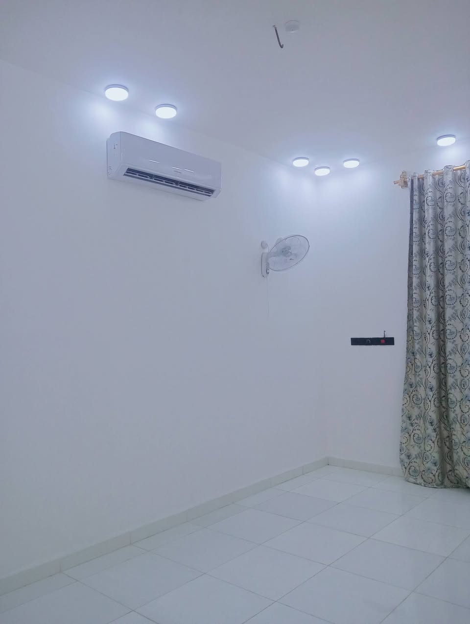 السلام عليكم 
بيت طابقين 100متر حرف تي مفتوح على ساحه للبيع منطقة 86 شريط الموضفين بنيان جديد كونكريت جسور طابوق جمهوري الطابق الأول يحتوي على الاستقبال طول 6 متر مطبخ حار وبارد صاله 5 أمتار  مفتوحه عل طابق الثاني وغرفه 4 أمتار وحمامات عدد2 + منور الطابق الثاني يحتوي على غرفتين وحده 4 ب5 والثانيه 5 ب5+ صاله 8 أمتار+منور وحمامات عدد2 يحتوي البيت على منضومة سبالت+منضومة غاز+منضومة ماء أمطار +خدمات كامله مدارس متوسطه ابتدائيه اعدادية مقابيل البيت للأستفسار الاتصال على الرقم ***********
