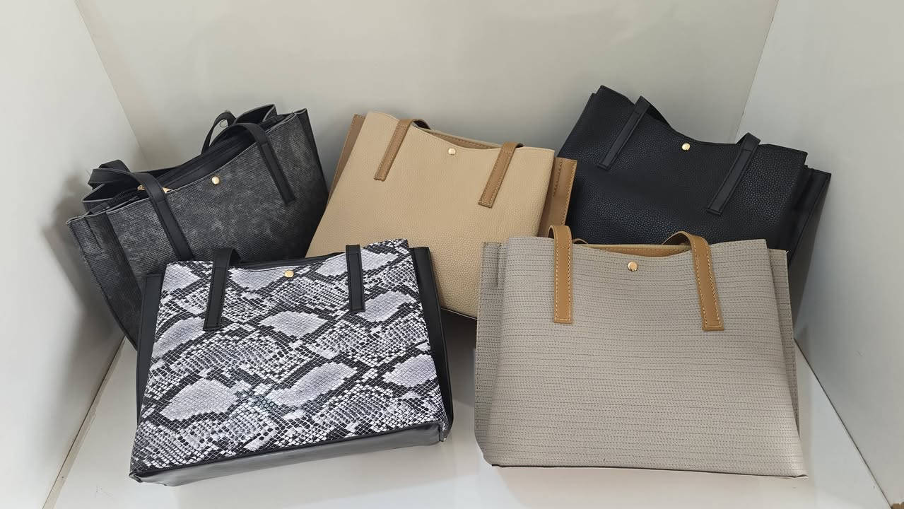 حقيبه حجم كبير 
والسعر صدمه #ب١٠ الف فقط 
افلشها الأسعار ❤️❤️❤️❤️❤️
التوصيل لكل محافظات العراق صار #ب٣ الف فقط 

متوفره حسب الالوان المرفقه في الصور ❤❤❤

#اذا_حبيتي_تكون_اطلالتج_مميزه راسلينا ع البيج 
او الاتصال ع الرقم ✅️***********✅️

  #التوصيل لكل محافظات العراق صار   (٣) الف فقط
