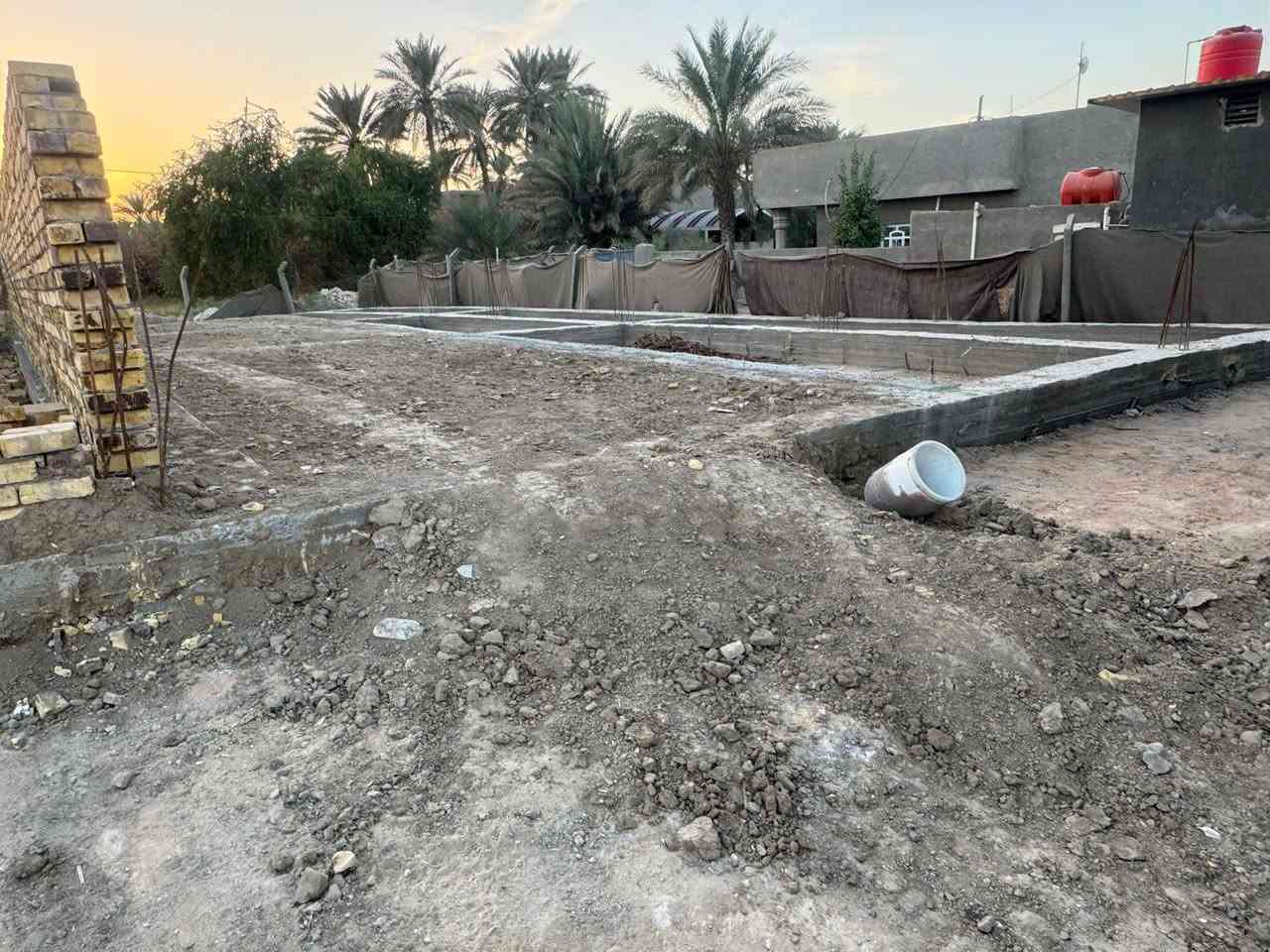 قطعه تجاريه المساحه 100 متر واجهه 7 والباقي نزال وبيه رباط كامله مكمله  العنوان شارع 100 مجاور لحوم بركات السجاد السعر 100مع مجال بسيط ***********
