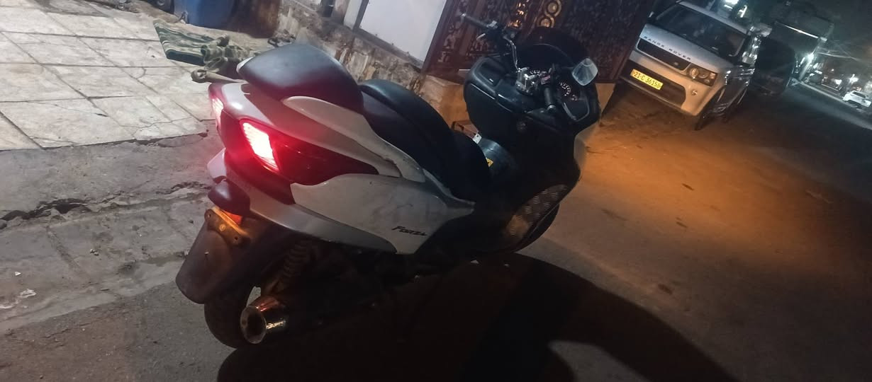 السلام عليكم دراجه فورزا 0.8 شغاله محرك كلش حلو تجفيت جديد على سحك  كهربائيات كلها شغاله باتري جديد بنز كلج جديد فلتر شوته ولفات جديد دسكات جديد دوشمه جديده جاهزه على اخر حبه  جاملغ امامي بس مكسور السعر 650 بيها مجال قليل بغداد مدينه الصدر ***********

