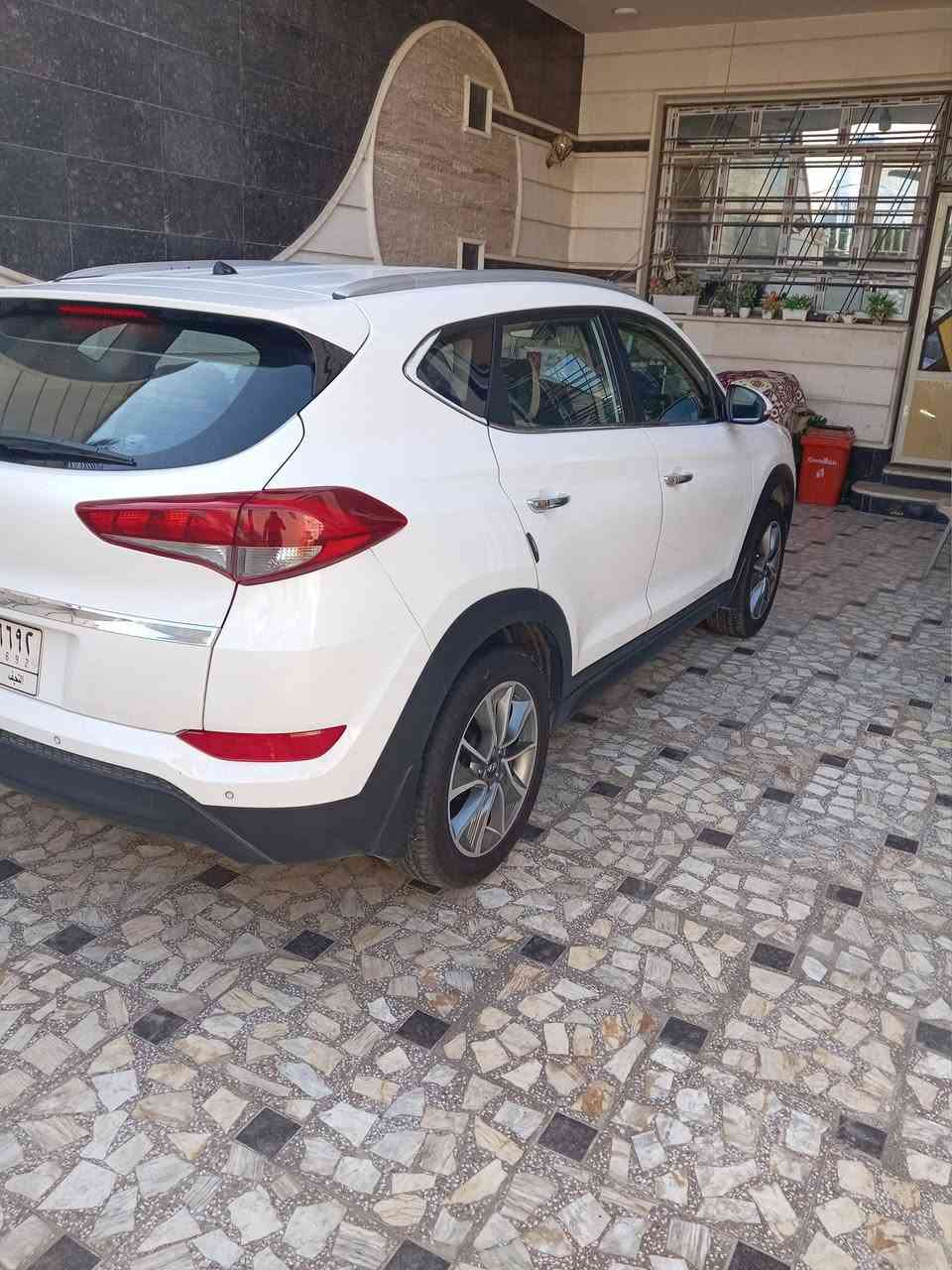 توسان 2018 ماشيه 52الف السياره جديده حيل رقم نجف بسمي.  السعر 185قفل. مكاني نجف *********** فقط مدكر البنيد مرشوش
