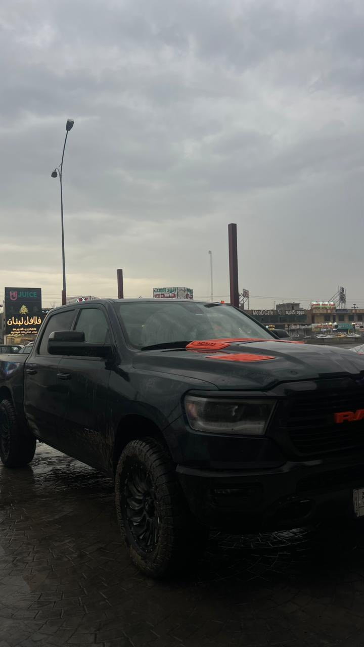 السلام عليكم للبيع ارخص رام بالعراق 
بگ هورن موديل 2021 
8 سلندر 
باب طويل بدي قصير 
قبل سبوع شديتلها بجم اسود وتخم تاير وويل جبلي بالتايرات صارت ب 20 ورقة سيارة كلش نظيفة بيها فقط شخط مال واحد ابن زنا شاخطها بالجاملغ الخلفي 
حادثها مرفق بالصور واليوم اريد لبيعها متوازي 
سعر البيع 250 ورقة والله بلااااااش 
هاتف ***********
