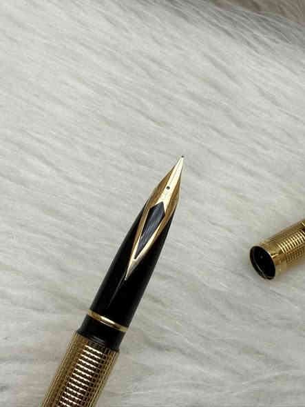 SHEAFFER(TARGA)
قلم شيفر تاركة
حبر
امريكي المنشأ اصلي 
طلاء ذهب ثابت  
ريشة(سلاية) ذهب خالص عيار 14k
نقشة مميزة 
حجم الخط F
انتاج سنة الثمانينات 
جديد غير مستخدم 
مع العلبة الاصلية و الكرنتي
للاستفسار المراسله على الواتساب او الاتصال بالرقم  *********** 
يوجد خدمة توصيل داخل بغداد و محافظات

