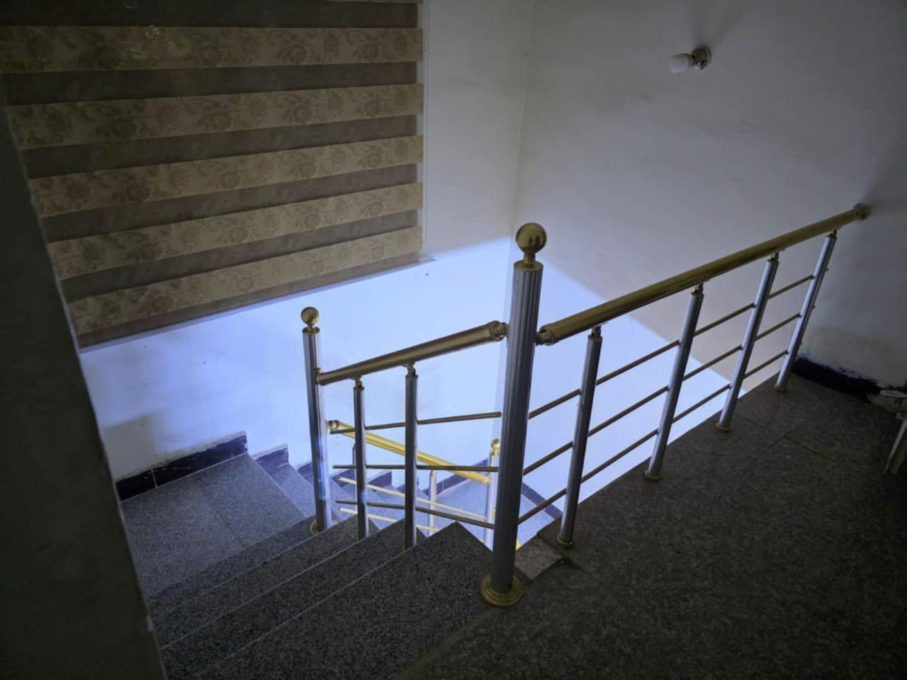 سلام عليكم
دار للايجار مساحه ١٣٠ متر
طابق ونص غرفتين واسعات وصاله ومطبخ وصحيات عدد ٢ 
نزال الصادق الامين قريب الشارع العام 
***********
