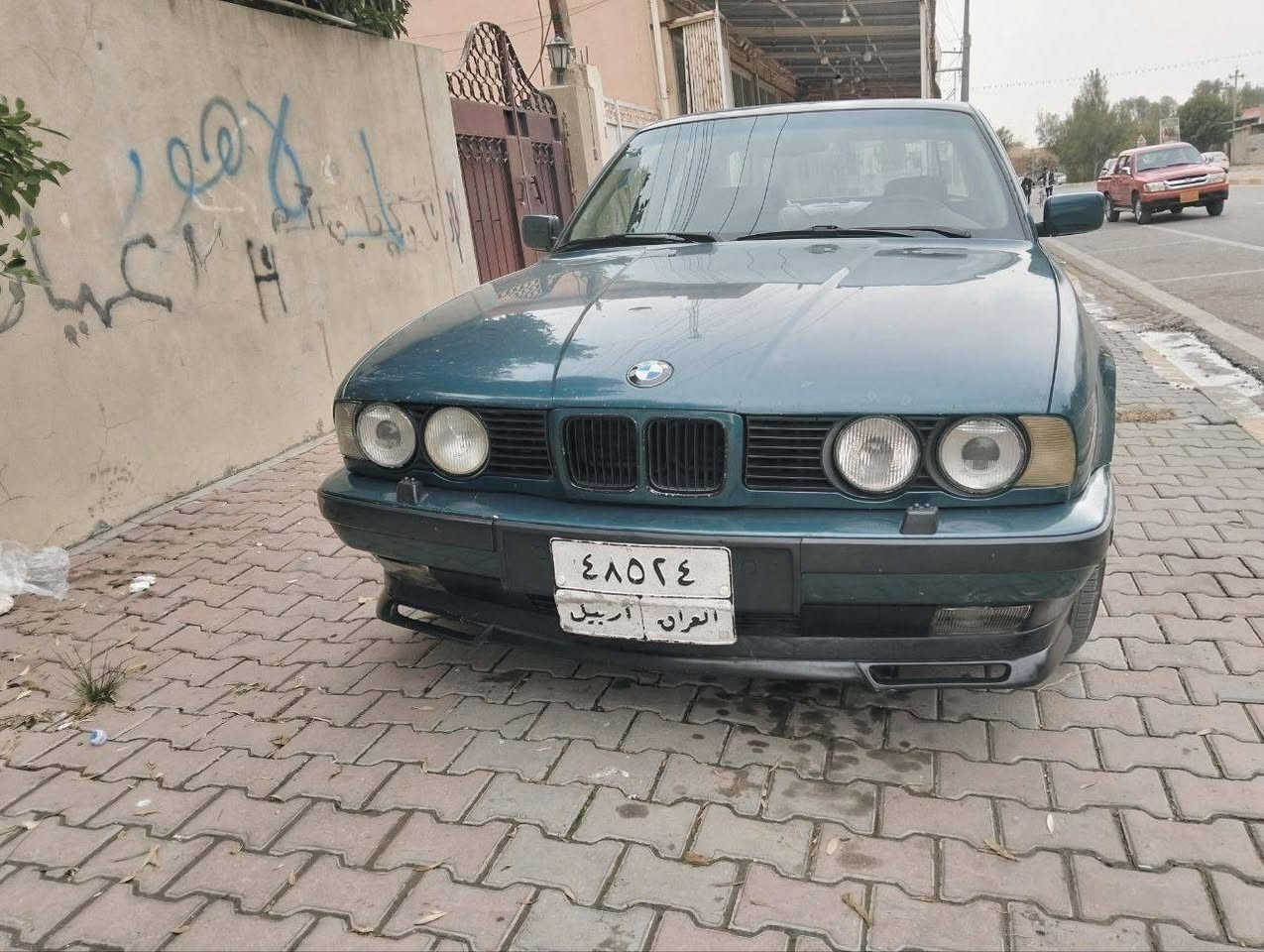 سلام علیکم سیارە مال بیت Bmw مودیل1993 
525کبس رقم اربیل سنویە منتهی شرط تحویل فول مواسفات بس گیر عادی سلایت اربع جام کهربائی قفل مرکزی تبرید حار بارد داخلە حیل نضیف سیارە حلو گیر محرک اکسل شاصی صدر امامی خلفی كلە ابشرط تخم تایر ویل جدید كهربایات كله ابشرط لاضربه لا خایس بس بی طخه لی وره بی فقط سعر66وبی مجال للشرای اذا شرای تعال خاص او خابرعل  رقم تدلل***********عنوان کرکوک قادسیە2
