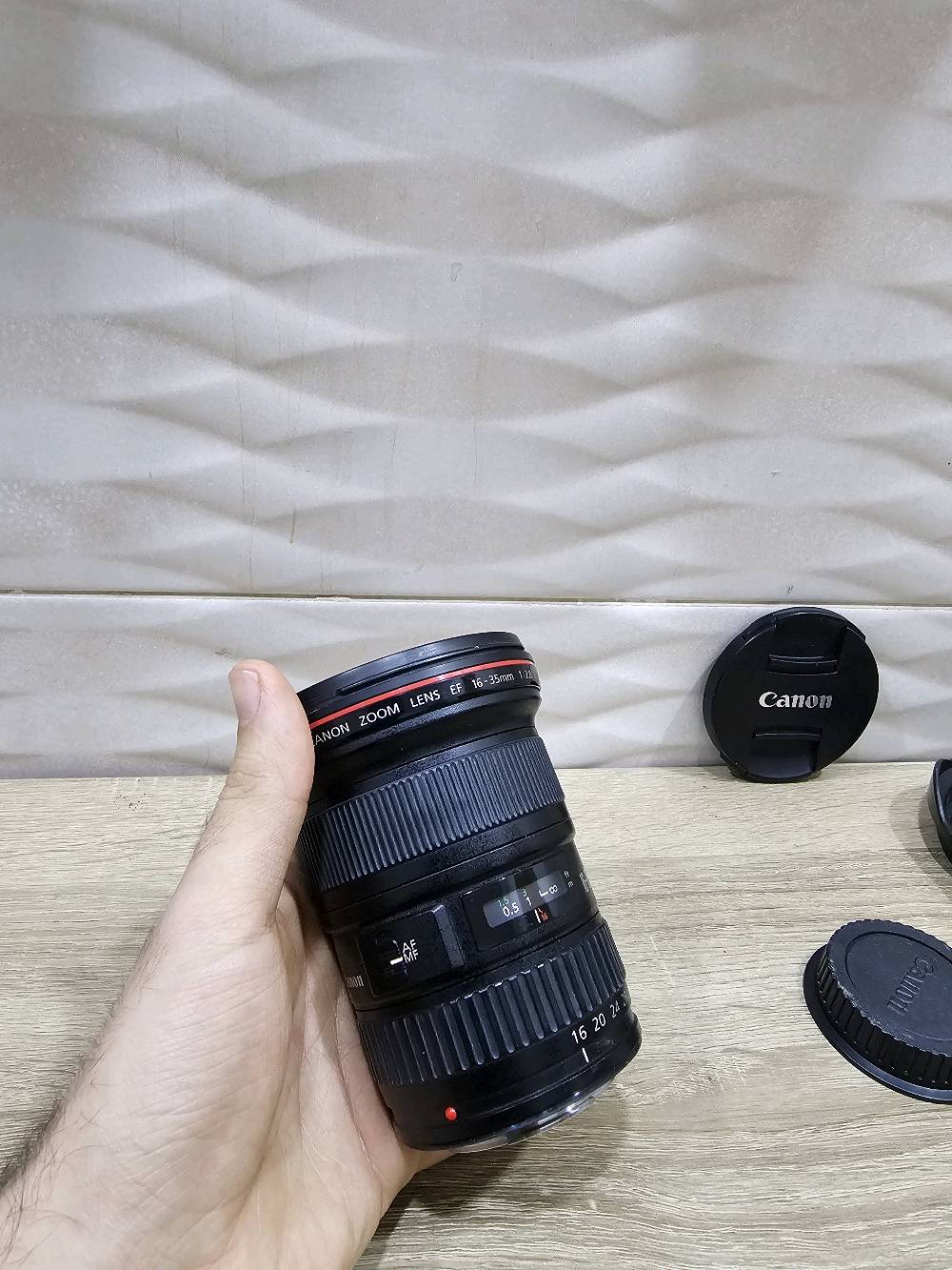 عدسة كانون 16-35 الإصدار الثاني
نظافة 100% مجرد خدوش خارجية
وياها القبق و الهود 
للبيع المستعجل ما نختلف عالسعر مكاني بغداد
*********** تواصل واتساب