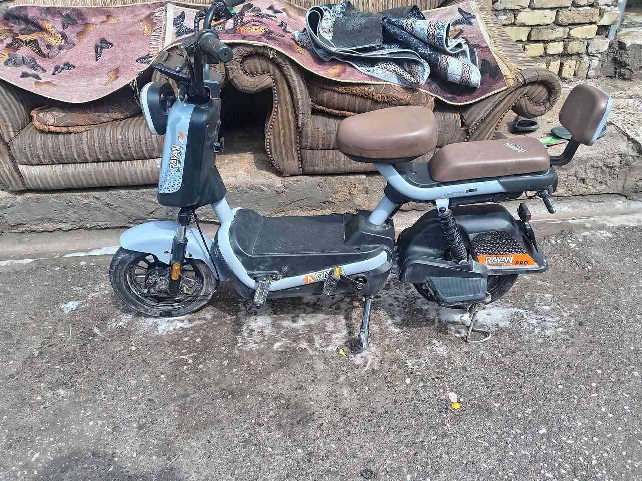 السلام عليكم دراجه شحن نظيفه وجديده غراضه موجوده سله وبطاريات بلاديات السعر 350 وبيها مجال حق الجيه مكانه بغداد ***********
