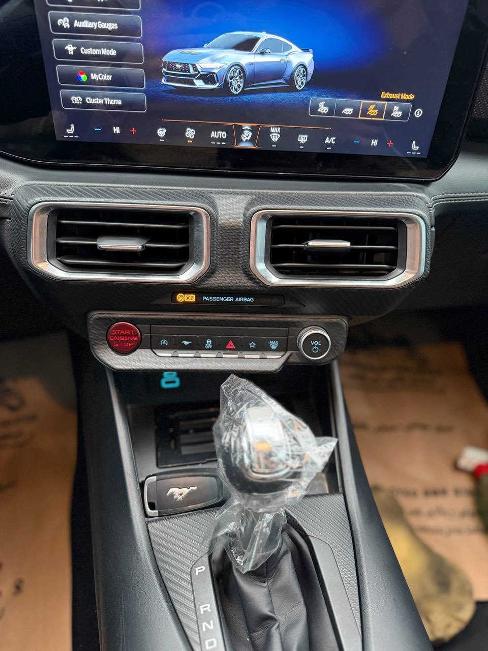 FORD MUSTANG GT 5.0 💥
الموديل : 2024 🚘
اللون : سمنتي ( اللون الجديد )  
رادار جانبي 👀 
رادار امامي 👁️ 
داخل اسود جلد 
كير 10 نمر
كشنات تدفئة وتبريد 
اكتف كزوز 
هندبريك بصمة ✔️ 
تحديد مسار 🛣️
مري حساسات 
ستيرن تدفئه
شاشة الكتروني داخل الجديد متصل بالكامل
شفتات ستيرن 
ليد داخلي 
اوتو هولد 
6 مودات قيادة 
عداد الكتروني 
حساسات 360 درجة امامي وخلفي 
كاميره خلفيه
كروس سرعه 
المسافه المقطوعه : 10000mi مايعادل 16000 كيلو 
الضرر : جاملغ السكن وباب السكن صبغ وجاملغ السايق كلير فقط وبيها ملاحظتين صغيره بخصة بكد الاصبع بالبنيد وشبر بالجاملغ الخلفي بارد السيارة فقط ايرباك تكمة بدون سيترن وبدون دشبول
السعر 26،500 ( 265 ورقة ) 💸 💵 
السيارة مناقصها ولا درهم صرف لادهن ولا دسكات ولا اي ملاحظة كير ومحرك بشرط 
*** السيارة رقم اربيل  وعنوانها اربيل - ERBIL 
للتواصل : 
*********** 📞 ☎️
*********** 📞 ☎️
