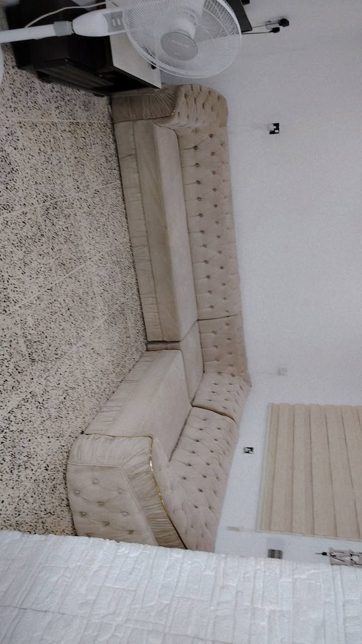 غراض كاونتر تخومه عدد 2 طبلات غرفة نوم بس الدوشك مو ويه الجربايه للبيع شلع ماابيع فرد كلهن ب300الف قفل بدون اي معامله  للاتصال ***********
