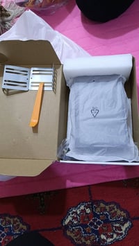 شاشة سيارة بعدها بجيسها قياس 9 انج جوكر اعتقد سعرها 50 وبيها مجال مكان...