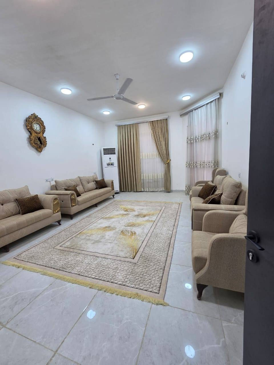 دار للبيع مساحه ٢٠٠ متر بناء درجه اولى طابوق جمهوري المكان الطهمازيه في مجمع الأمير السكني سند ٢٥ جميع الخدمات ماء مجاري تبليط كهرباء اناره مدارس وروضه ومركز صحي السعر ١٣٥ بيع مستعجل ماكو هيج سعر تعال واسأل للاستفسار ***********
