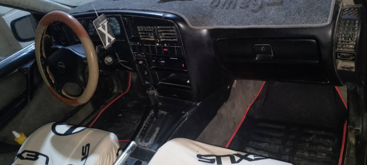 للبيع أوبل أوميكا صالون
موديل 92 لون شمباني 
محرك 2000 بلادي وكير اوتماتيك وأصلها تبريد 
سيارة جاهزة كهربائياتها كلها شغالة وسعرها ب36 وبيهة مجال شوية 
سنويتها لل27 شهر السادس يالله تنتهي 
للاستفسار الاتصال على الرقم *********** مكان السيارة الرمادي
