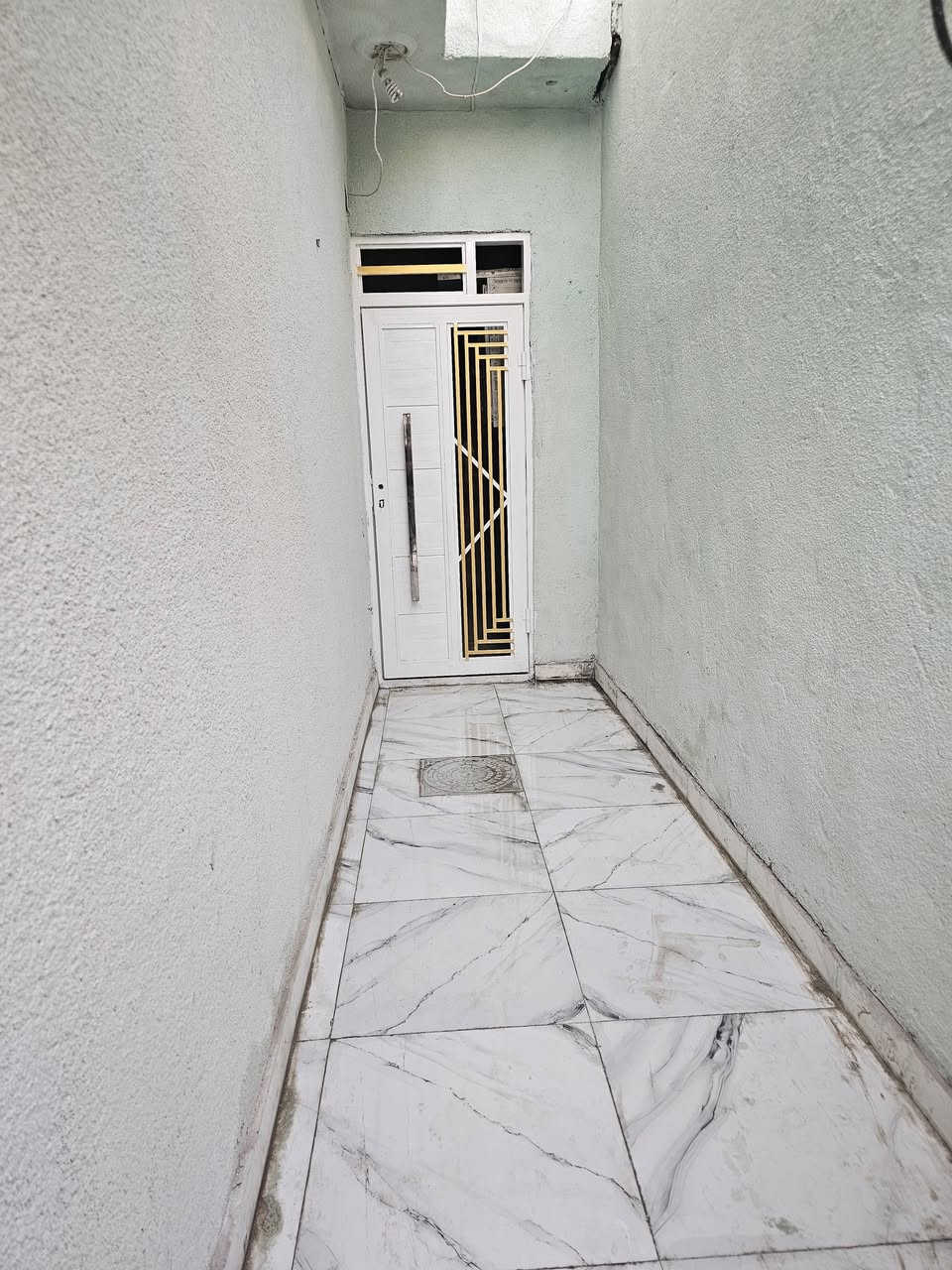 بيت مساحه 100م
الواجهه 5 والباقي نزال.. 
يحتوي ع غرفتين وصاله ومطبخ و استقبال   .. 
و3 صحيات... 
البيت طابق ونص غرفه جوه وحده فوك ومع صحيات.  ... 
 السعر 135.. 
 للاستفسار الاتصال ع الرقم ***********...
