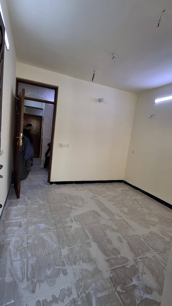 🏠للايجار شقة طابق اول معزولة 
🔵غرفة ،  صالة ،  مطبخ ،  خدمات 
🛑موقع حي الحسين قرب مجمع النسيم 
💸ايجار ٤٠٠ الف سعر نهائي 
☎️الاستفسار ***********
☎️الاستفسار ***********
