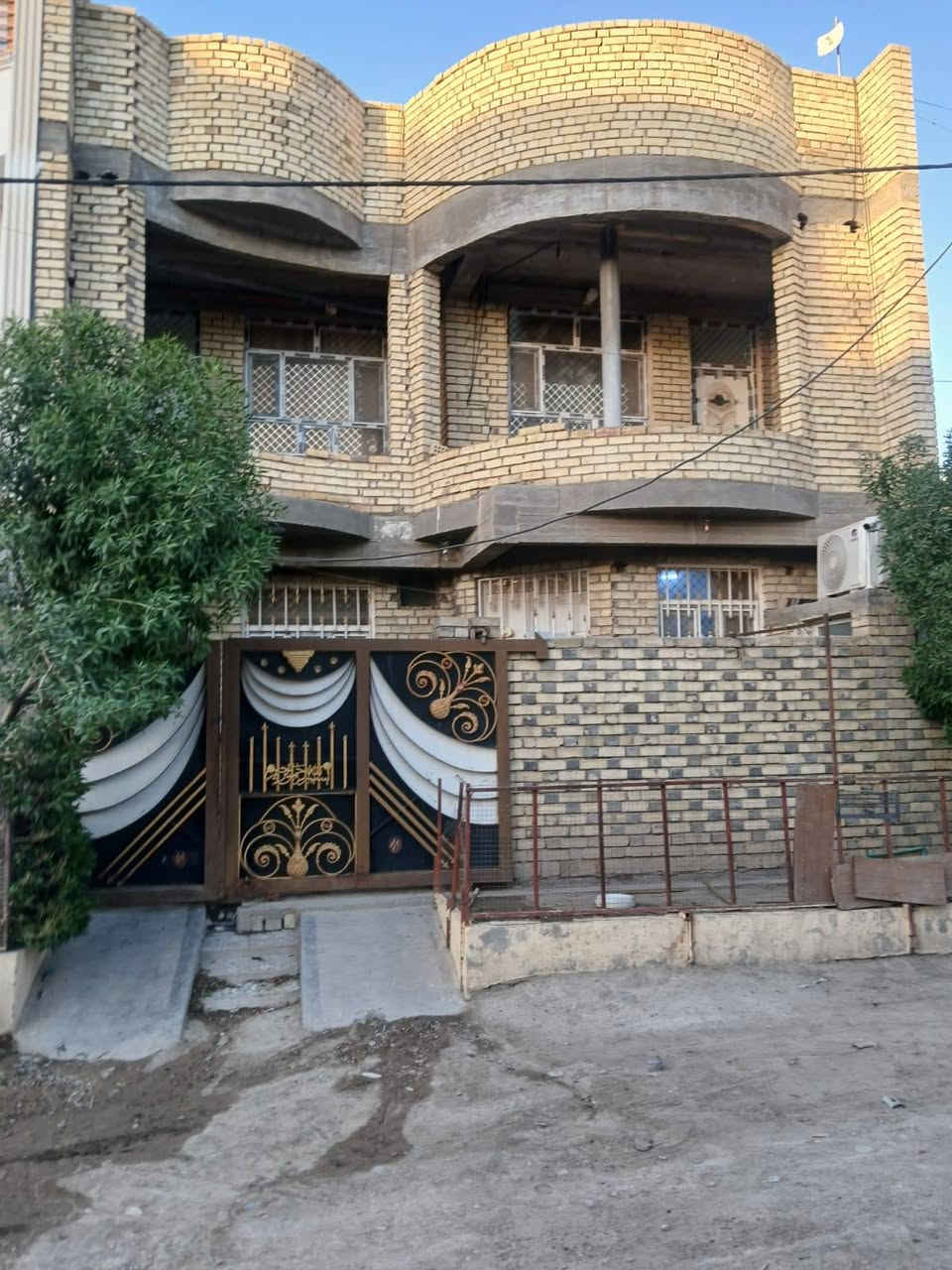 دار  طابقين مساحه ١٢٠ متر في حي الصديق واجهه ٩،٥م نزال ١٣م بطن الركن ( رقم العقار ٨٢٨ )  شارع ١٠م بدايه المنطقه...يحتوي على ٣ غرف نوم مع استقبال مع مطبخ مع حولي مع مناور مع خدمات
مكتب الشاكرين للعقار 
***********📲
***********📞
ابي غريب-حي الصديق-الشارع الرئيسي..
