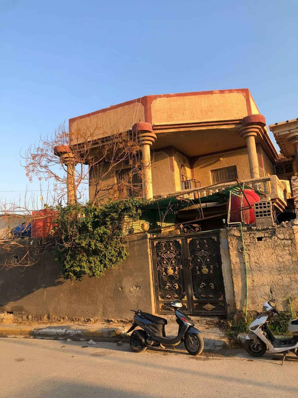 سلام عليكم بيت للبيع حي شهداء مجاور مدرسه المناهل العلم البنات المساحه 200م طابقين 
الطابق الارضي غرفتين وصاله ومطبخ واستقبال وحمام وتواليت
والطابق الثاني 4 اغرف + صاله
تاريخ بناء الارضي 2005 
وطابق الثاني 2010
الطابق الارضي طابوق جمهوري
للاستفسار ع رقم تالي ***********
