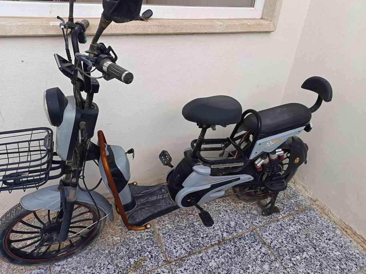 ماطور شحن للبيع الهيكل نضيف كلشي بي شغال هورن إشارة يمين يسار لايت بلوتوث بي خمس سرعات يمشي 100 النضافة كدام عينك مثل ما موضح بالصور 
ملاحظة //( بدوووون باتري ) يحتاجلو فقط باتري 
السعر 170 وبي مجال للطيبين 
رقم التلفون ***********
