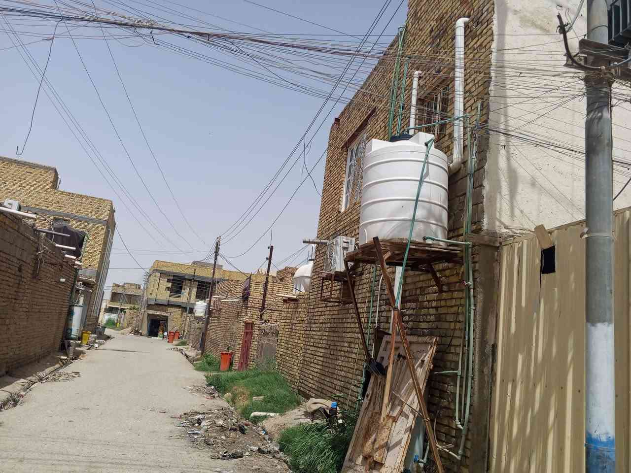 مكتب الامير للعقارات 🏫
بيت طابو صرف للبيع 
المساحة 133متر مربع 
طابقين  البناء حديث 
يحتوي على 5غرف 
ومجمع صحيات داخل وخارج 
غرفتين وصاله وستقبال ومطبخ وصحيات  بطابق الاول 
طابق ثاني 3غرف ومطبخ وصحيات وصاله 
البيت نضيف ومرتب  
موقع منتاز على شارع رائيسي 
حي الامير بشارع العلويه ام جواد   
الاتصال على الرقم ////***********
