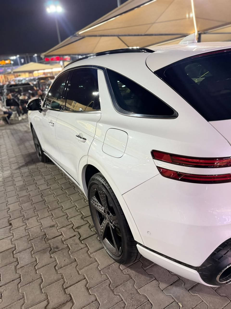 مواصفات Genesis(prestige)
GV70-2025

🔹 المحرك والأداء

• محرك 6 سلندر Twin Turbo

• قوة ممتازة وتسارع قوي ومحسوس

• ناقل حركة أوتوماتيك متطور

• نظام دفع رباعي AWD

• وضعيات قيادة متعددة (Sport – Comfort – Eco – Custom)

السعر395ورقه وبيه مجال🥰🥰⸻

🔹 الداخلـيــة

• مقاعد جلد فاخر مع تحكم كهربائي كامل

• تبريد وتسخين مقاعد أمامية

• شاشة وسطية كبيرة مع نظام ملاحة

• عجلة قيادة رياضية متعددة الوظائف

• نظام صوتي فاخر

• شاشة عدادات رقمية

• إضاءة محيطية داخلية Ambient Light

⸻

🔹 التكنلوجيا والأمان

• رادار ذكي

• مانع اصطدام أمامي وخلفي

• حساسات أمامية وخلفية

• كاميرات محيطية 360°

• نظام البقاء داخل المسار

• تثبيت سرعة ذكي

• فتح وتشغيل بصمة

⸻

🔹 الخارجيــة

• رنجات رياضية ديزاين فاخر

• فتحة سقف بانوراما

• LED أمامي وخلفي كامل

• بصمة Genesis الأمامية (Grille) بشكل أنيق وأسو

--------

� الملاحظات بدون رقم$

• حادث خفيف: بنيد + جاملغ فقط

---------

للاستفسار اكثر زورنا بموقعنا الكائن في

مدينة معارض كربلاء رقم المعرض (25)***********

ا
