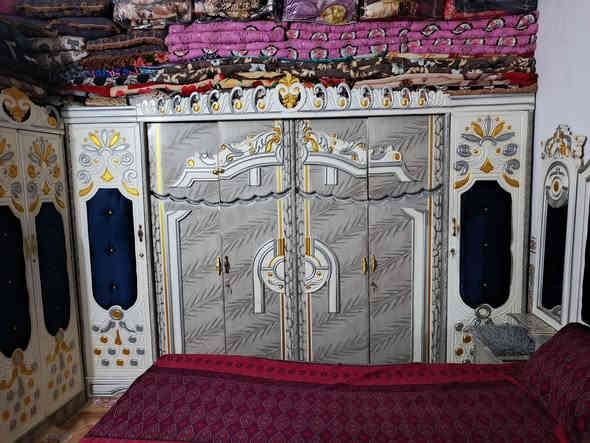 السلام عليكم ورحمة الله وبركاته
غرفه اخشاب عراقي نضافه فول 
مكاني كربلاء قرب سيد اسماعيل 
السعر 850 وبيه مجال 
التواصل  ***********
