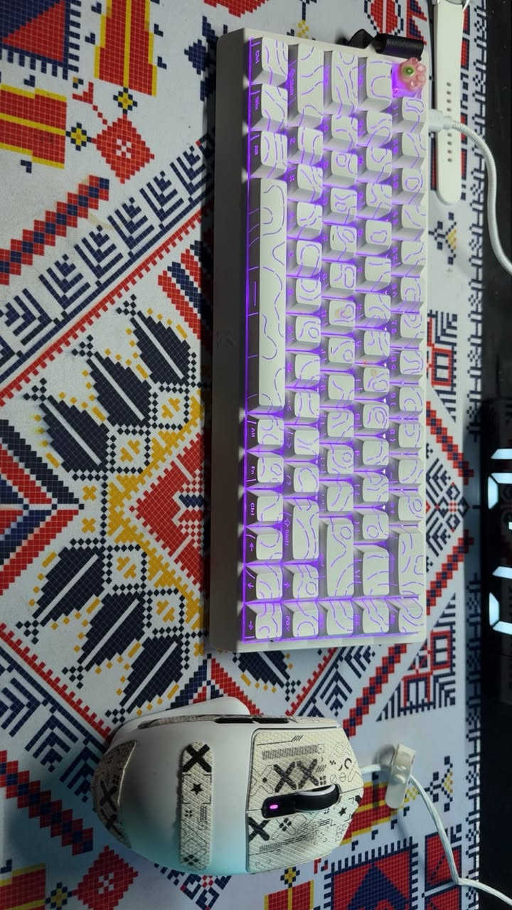 السلام عليكم شباب.. للبيع تجميعة PC احترافية بمواصفات عالية جداً، الجهاز نظيف جداً واستخدام راقي، يشغل أقوى الألعاب (Ultra) وبرامج المونتاج والهندسة بسلاسة تامة.
المواصفات الكاملة:
• المعالج (CPU): Intel Core i7-13700F (جيل 13 قوي جداً).
• كرت الشاشة (GPU): ASUS RTX 4060 Ti (أداء خرافي مع تقنية DLSS 3).
• الرامات (RAM): 32GB Corsair (سرعة واستقرار عالي).
• اللوحة الأم (Motherboard): Gigabyte B760.
• التخزين (الخزن): 1.  M.2 NVMe 500GB (للنظام والسرعة القصوى).
2.  SSD 1TB Lexar.
3.  SSD 512GB Lexar.
• الباور سبلاي: 750W Pro.
• الكيس: Xigmatek Aqua Ultra (شكل عصري وتبريد ممتاز).
• الشاشة: Samsung 28 Inch (حجم مثالي للألعاب والمشاهدة).
الملحقات الاحترافية (Setup):
1. ماوس: Attack Shark G3 Pro (وايرلس، وزن خفيف جداً ودقة عالية).
2. كيبورد: MCHOSE Mechanical Keyboard (صوت وملمس مغناطيسي مميز).
3. إضاءة الشاشة: Monitor Light Bar (لراحة العين أثناء العمل الليلي).
ملاحظات إضافية:
• الجهاز كامل مكمل، جيب وانصب والعب.
• القطع أصلية ومختارة بعناية.
• السعر المطلوب: [ 2,500,000 دينار] (بي مجال بسيط للطيبين).
• المكان: [بغداد ].
• للتواصل والاستفسار: [مراسلة الخاص].


**إذا كنت صاحب هذا الإعلان وتريد حذفه لأي سبب، رجاءا أرسل رسالة إلى الدعم الفني**