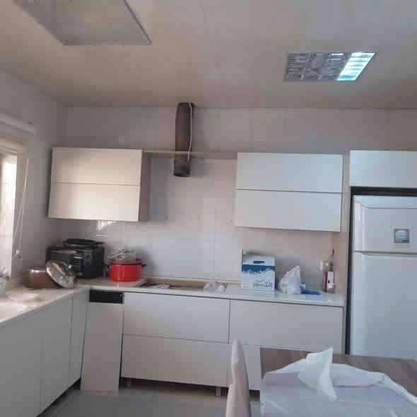 ئەم خانووە بۆ فرۆشتن لە بەکرەجۆ بە نرخێکی زۆر گونجاو
ڕووبەری خانووەکە 100 مەترە 
ڕووی ڕۆژهەڵاتە 20 مەتر دوورە لە شەقامە تیجاریەکەوە
نزیکی مەکتەب و دوکان و هەموو خزمەت گوزاریەکە
قاتی خوارەوەی خانووەکە بریتیە لە هۆڵێکی گەورە کە بۆ مەخزەن ئەبێت
قاتی دووەم پێکهاتووە لە مەتبەخ و میوان و نووستن و موشتەمەلات وە لێرەشەوە قادرمەی ناوەوەی هەیە بۆ  قاتی سێ کە پێکهاتووە لە دوو نووستن و موشتەمەلات 
خانووەکە هەمووی کاشیەو سەقفی جبسن بۆردەو دەکتی موبەریدەشی بۆ کراوە
نرخی ئەم خانووە  8 دەفتەر و معامەلەیە
بۆ زانیاری زیاتر پەیوەندی بکەن بە نووسینگەی نوێ بوونەوە ***********
