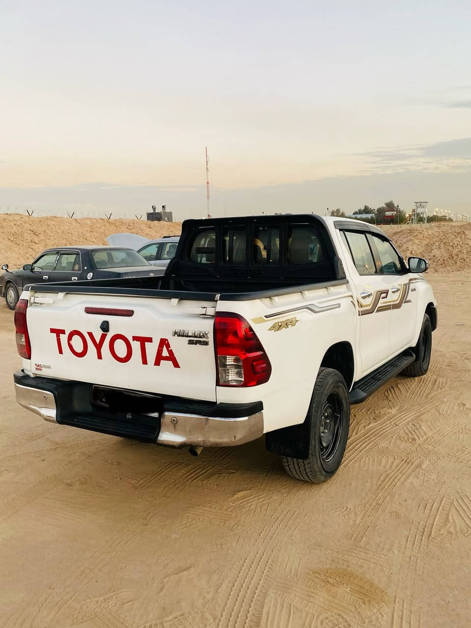 بيكم هايلوكس فورويل رقم شمالي أربيل سياره كفاله محركه كاز او كير عادي  سياره نص فول بيه قطعتين تبريد تايرات جدد. الموقع البصره في القبله السعر 230$رقم الهاتف ***********@
