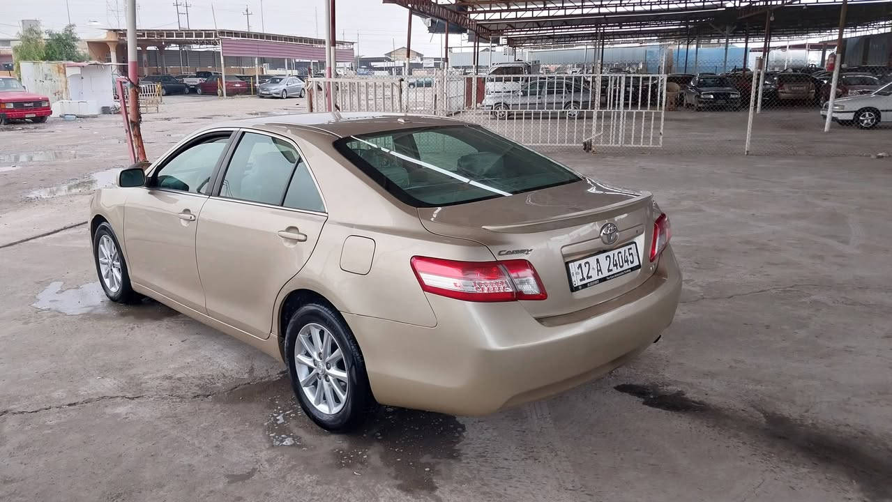 سلام عليكم.   السعر 115 وبيها مجال 
للبيع تويوتا كامري موديل 2011
صبغ بجاملغ السائق وربع البوند، بدون داخل
بدون دواخل وبدون أرباك.
ماشية 184 ألف فقط.
المحرّك والگير بحالة الشركة وما مفتوحين.
الأرقام هزه سنوية جديدة وباسمي.
كابون بانزين بيها 
طخم أمامي وخلفي جديد.
  العنوان موصل برطله
رقم الهاتف 
***********
***********
